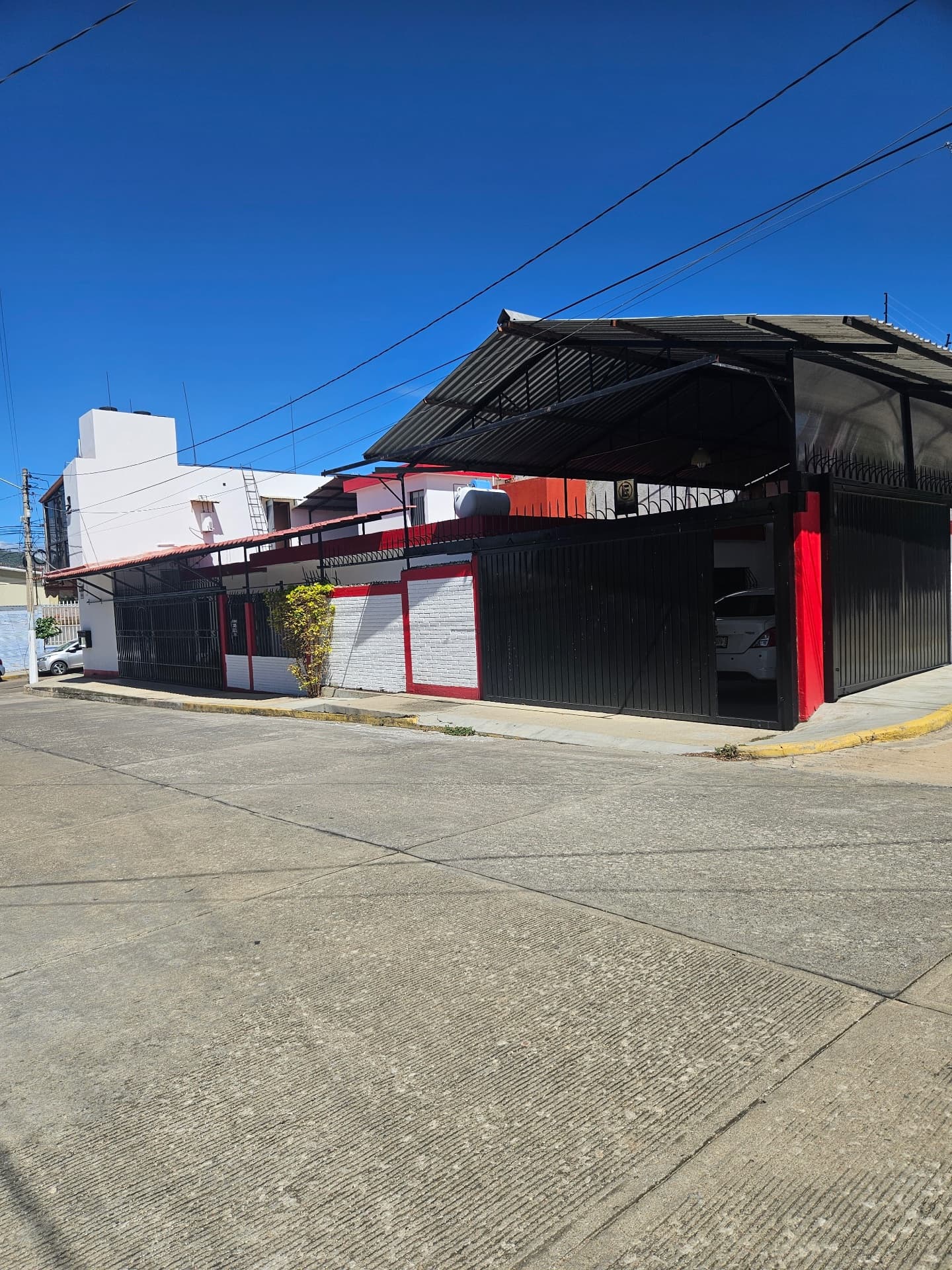 Casa en renta en Oaxaca de Juárez: 4 recámaras, 3 baños y 3 estacionamientos - Imagen 1